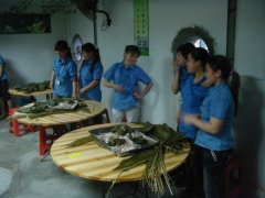 巧媳婦、新酷男，老節(jié)日，新過法！--記端午節(jié)DIY包粽子比賽